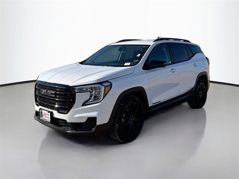 Used 2024 GMC Terrain SLE w/ Driver Convenience Package image 3