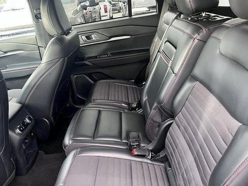 Used 2025 Ford Explorer ST-Line w/ ST-Line Street Pack AWD/4WD image 9