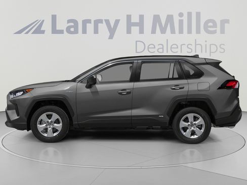 Used 2019 Toyota RAV4 LE w/ Carpet Mat Package AWD/4WD image 3