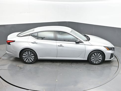 Used 2024 Nissan Altima 2.5 SV FWD image 37