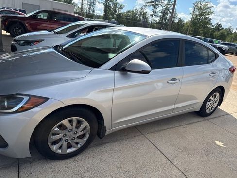 Used 2018 Hyundai Elantra SE image 1