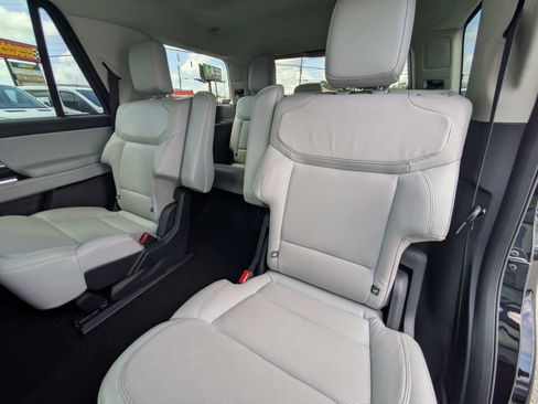 Used 2025 Ford Expedition Platinum AWD/4WD image 17