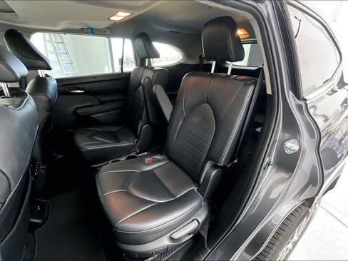 Used 2021 Toyota Highlander XLE image 35