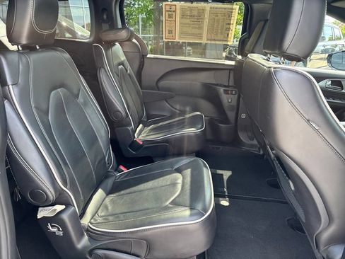 Used 2025 Chrysler Pacifica Limited FWD image 17