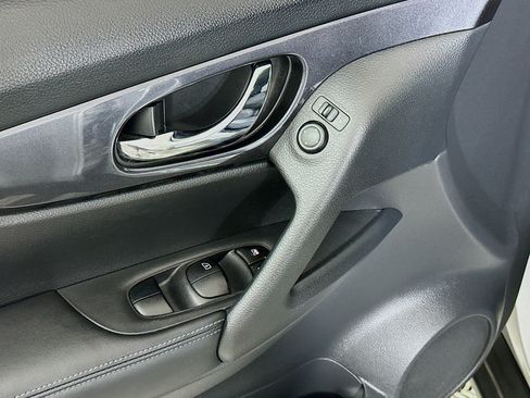 Used 2017 Nissan Rogue SV w/ SV Premium Package FWD image 15