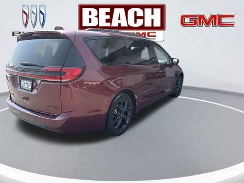 Used 2022 Chrysler Pacifica Limited w/ S Appearance Package FWD image 3