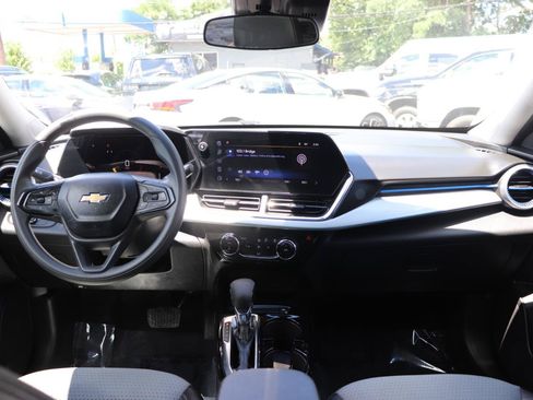 Used 2025 Chevrolet Trax LT FWD image 16