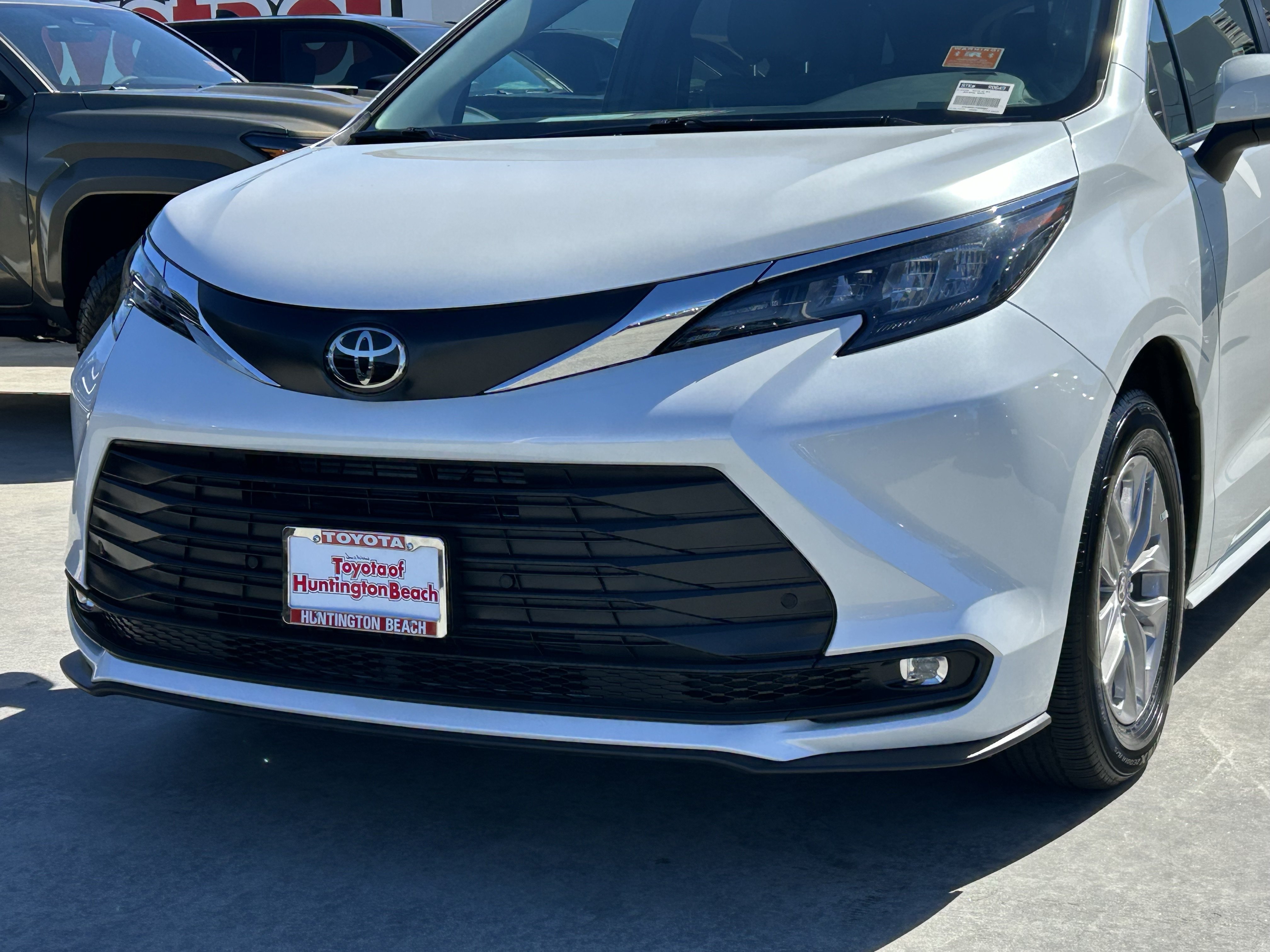 Certified 2026 Toyota Sienna XLE FWD image 7