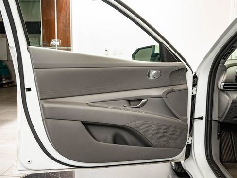 Used 2021 Hyundai Elantra SE FWD image 24