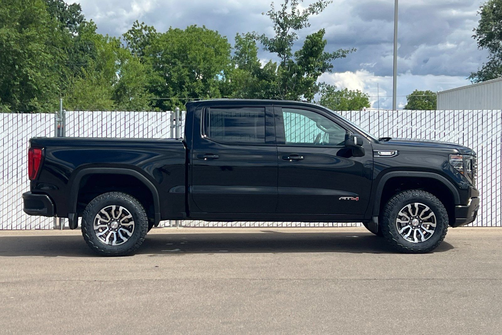 Used 2023 GMC Sierra 1500 AT4 w/ Technology Package AWD/4WD image 3