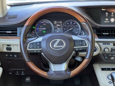 Used 2017 Lexus ES 300h w/ Luxury Package image 37