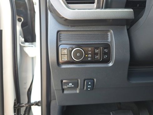 Used 2025 Ford F250 Platinum image 23