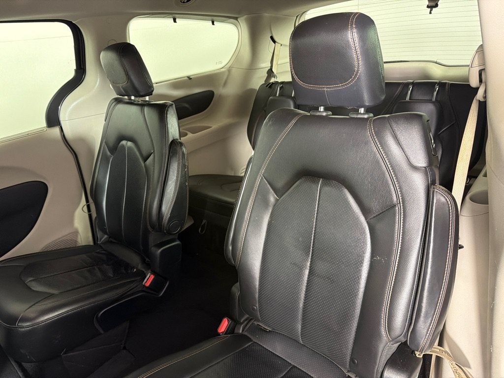Used 2019 Chrysler Pacifica Touring-L FWD image 18