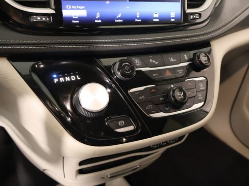 Used 2022 Chrysler Pacifica Touring-L FWD image 8