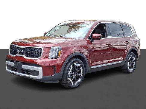 Used 2024 Kia Telluride EX w/ EX Captain's Chair Package image 3