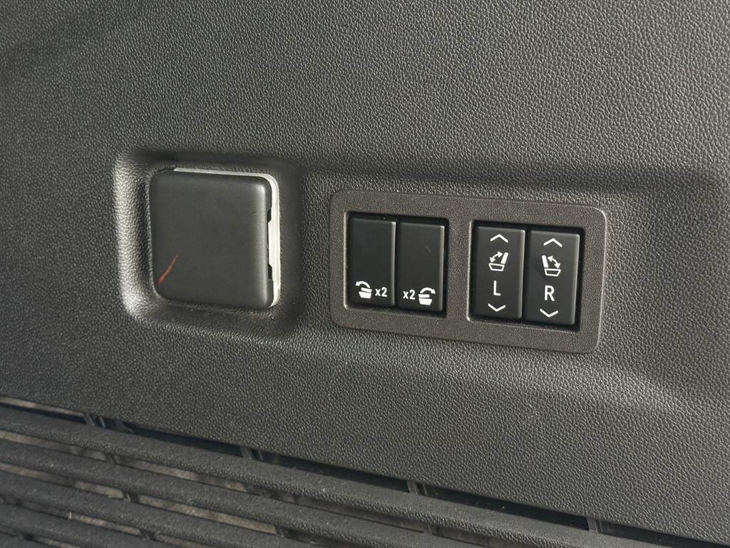 Used 2024 Chevrolet Suburban High Country AWD/4WD image 12