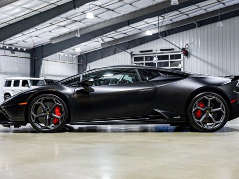 Used 2023 Lamborghini Huracan Tecnica image 3
