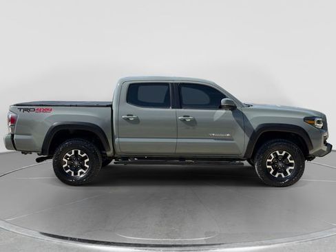 Used 2022 Toyota Tacoma TRD Off-Road w/ TRD Premium Off Road Package AWD/4WD image 2