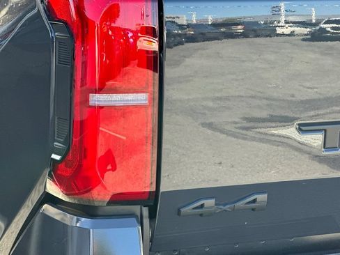 Used 2025 Toyota Tacoma SR5 AWD/4WD image 25