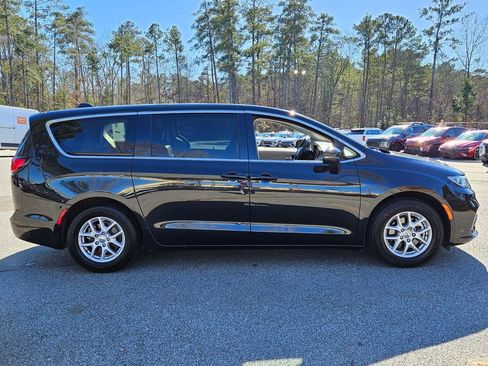 Used 2023 Chrysler Pacifica Touring-L image 14
