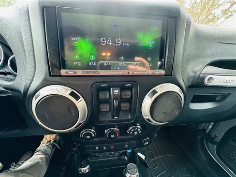 Used 2018 Jeep Wrangler Unlimited Sahara w/ Connectivity Group AWD/4WD image 40