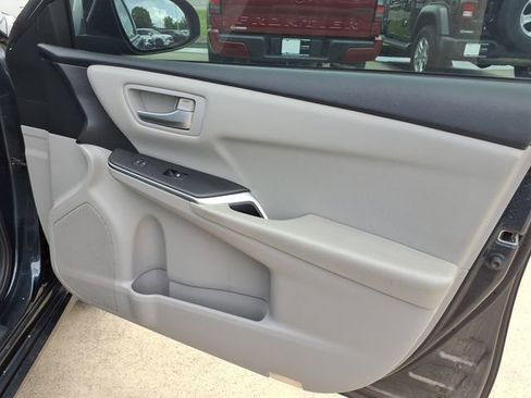 Used 2017 Toyota Camry SE w/ Moonroof Package FWD image 20