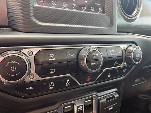 Used 2023 Jeep Gladiator Sport AWD/4WD image 18