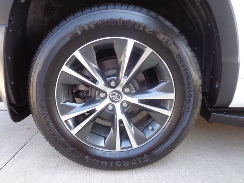 Used 2016 Toyota Highlander XLE AWD/4WD image 10