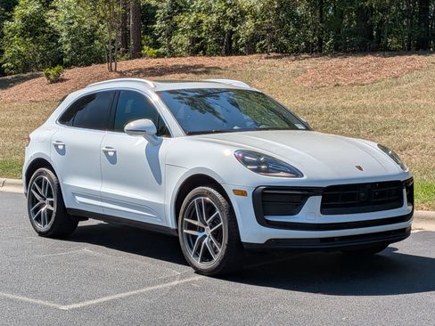 Certified 2025 Porsche Macan AWD/4WD image 32