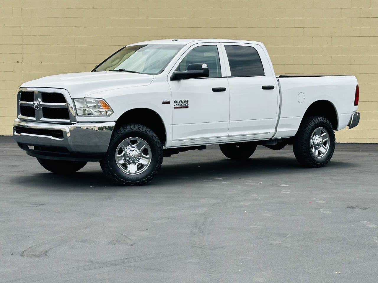 Used 2018 RAM 2500 Tradesman w/ Chrome Appearance Group AWD/4WD image 4