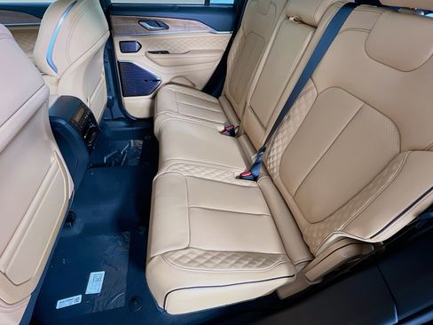 New 2025 Jeep Grand Cherokee Summit image 5