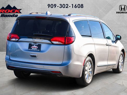Used 2018 Chrysler Pacifica Touring-L image 4