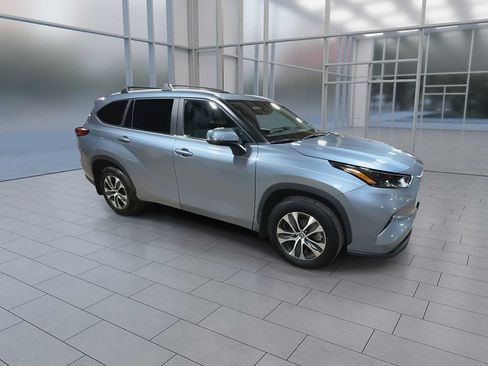 Used 2023 Toyota Highlander XLE AWD/4WD image 2