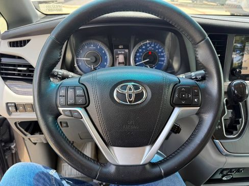 Used 2015 Toyota Sienna XLE w/ XLE Navigation Package FWD image 15