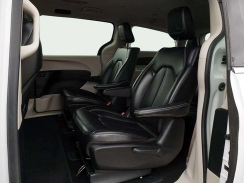Used 2023 Chrysler Pacifica Touring-L FWD image 19