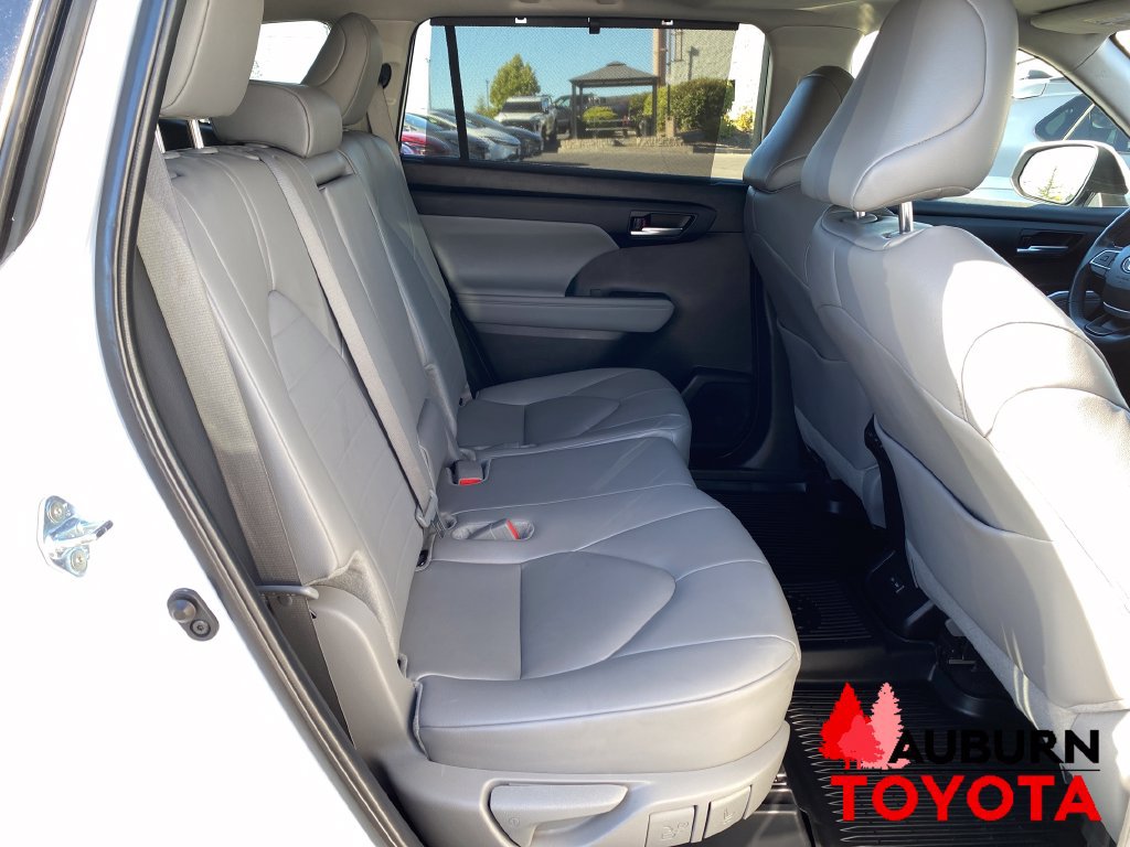 Used 2024 Toyota Highlander XLE AWD/4WD image 20