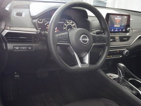 Used 2024 Nissan Altima 2.5 SV image 11