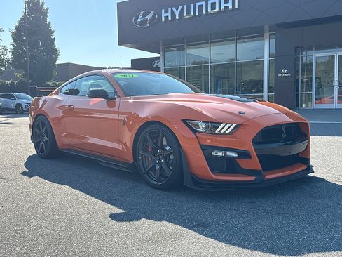 Used 2021 Ford Mustang Shelby GT500 w/ Carbon Fiber Track Pack RWD image 3