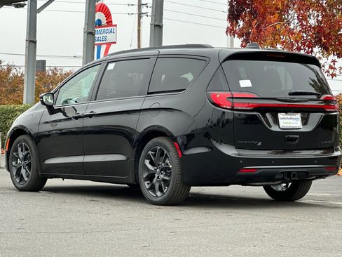 New 2026 Chrysler Pacifica Limited w/ Uconnect Theater Family Group image 6