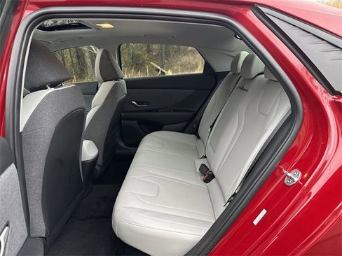 Used 2023 Hyundai Elantra Limited image 26