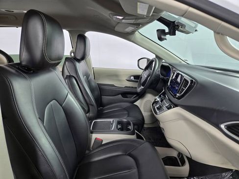 Used 2023 Chrysler Pacifica Touring-L FWD image 14