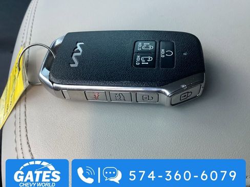 Used 2024 Kia Carnival EX image 30