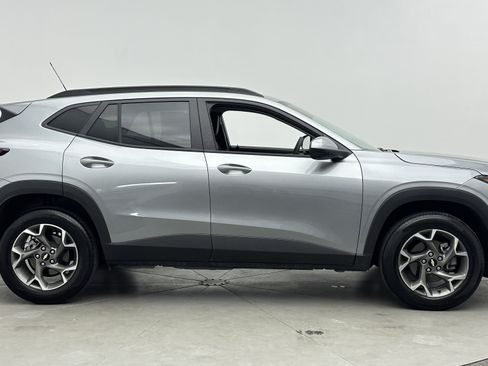Used 2026 Chevrolet Trax LT FWD image 8
