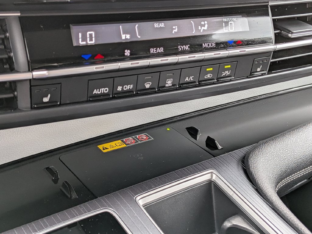 Used 2026 Toyota Sienna XLE FWD image 31