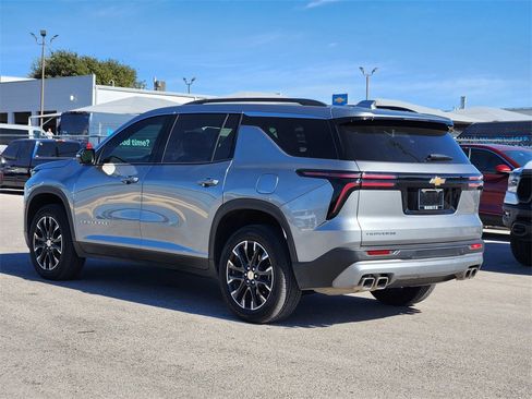 Used 2025 Chevrolet Traverse LT w/ Sun and Wheel Package image 3