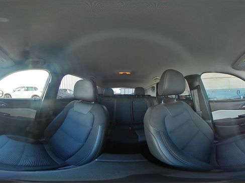 Used 2025 Chevrolet Trax LT w/ LT Convenience Package FWD image 42