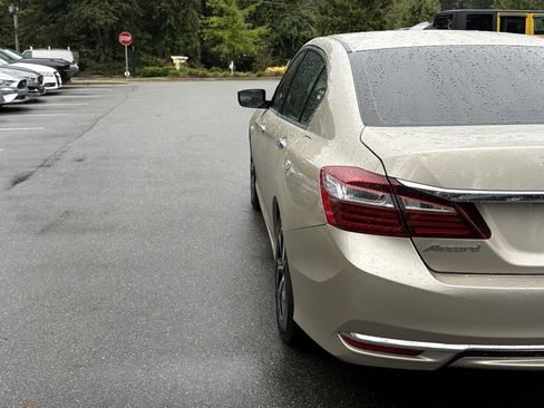 Used 2017 Honda Accord LX image 7