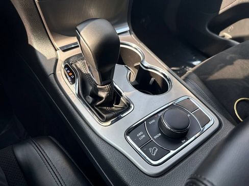 Used 2022 Jeep Grand Cherokee Laredo X AWD/4WD image 16