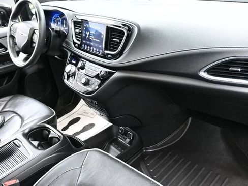 Used 2019 Chrysler Pacifica Limited w/ S Appearance Package FWD image 25