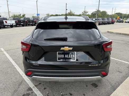 Used 2025 Chevrolet Trax LT FWD image 4
